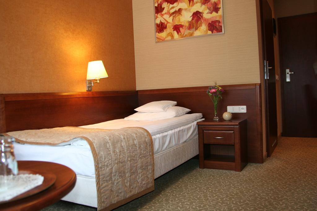 Centuria Hotel & Natural Spa Ogrodzieniec Δωμάτιο φωτογραφία